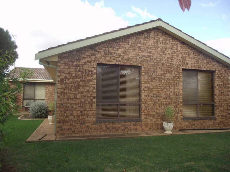 27 Lawson Street, Parkes NSW 2870