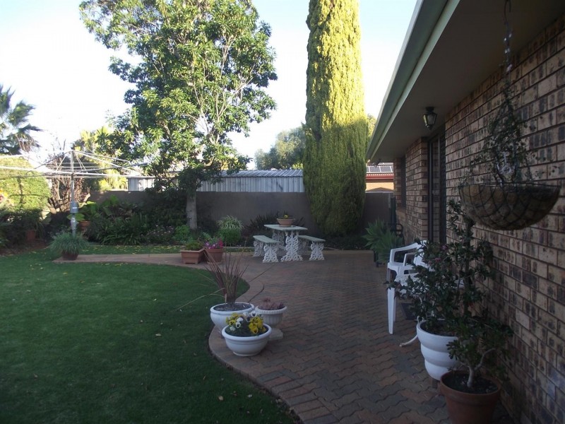 27 Lawson Street, Parkes NSW 2870