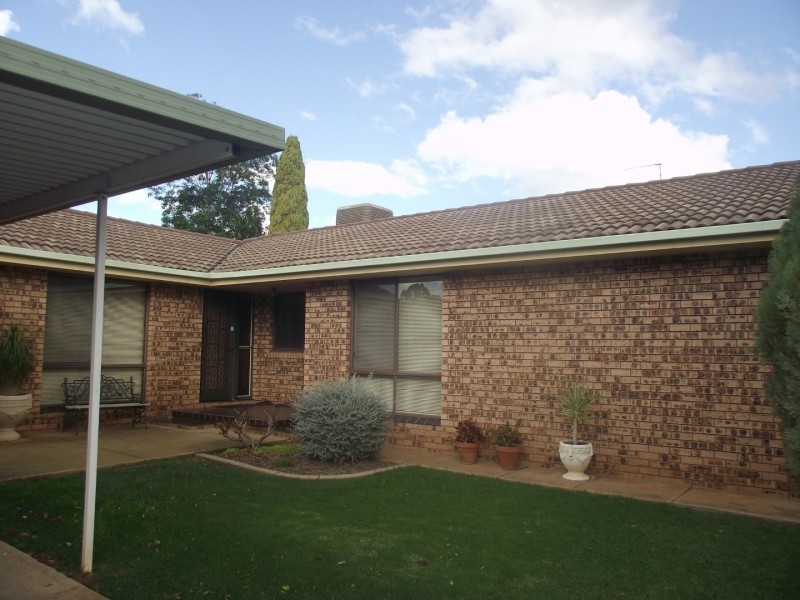 27 Lawson Street, Parkes NSW 2870