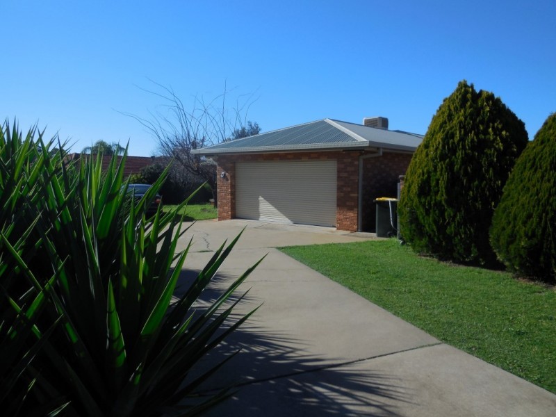 12 Christina Close, Parkes NSW 2870