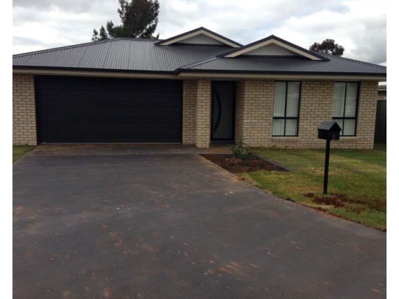 8 Rex Aubrey Place, Parkes NSW 2870