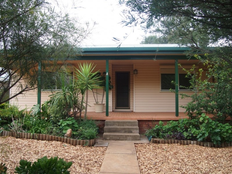 4 Reid Street, Parkes NSW 2870