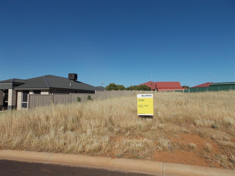 11 Cedar Crescent, Parkes NSW 2870