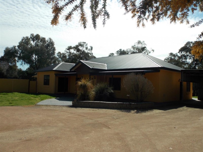 13 Pine Road, Parkes NSW 2870