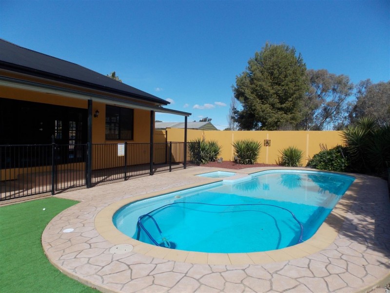 13 Pine Road, Parkes NSW 2870