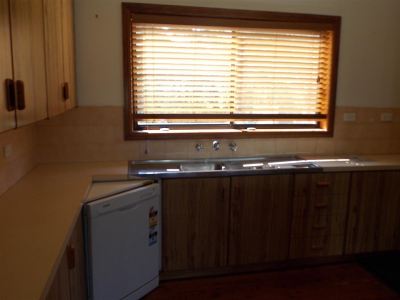 13 Pine Road, Parkes NSW 2870