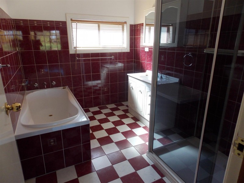 13 Pine Road, Parkes NSW 2870