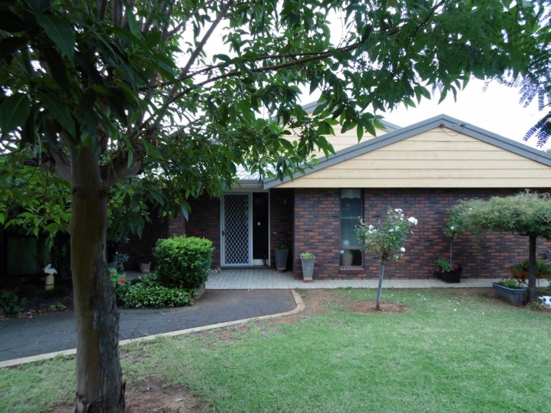 6 Coronation Avenue, Parkes NSW 2870