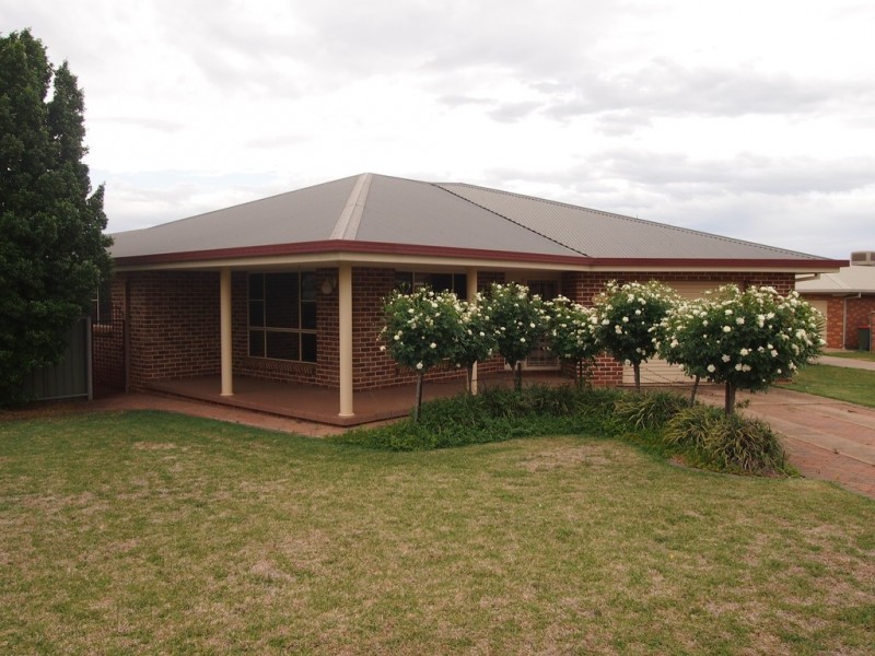 10 Christina Close, Parkes NSW 2870