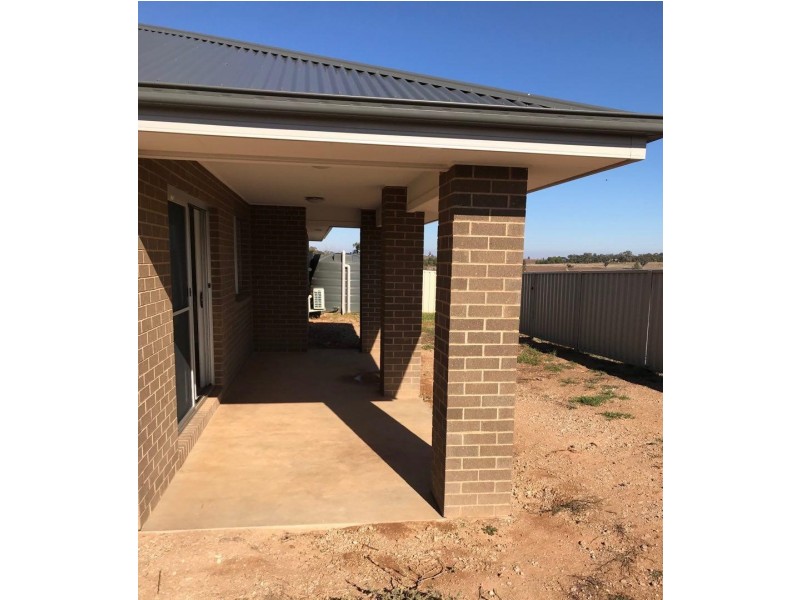 8 Rosewood Avenue, Parkes NSW 2870