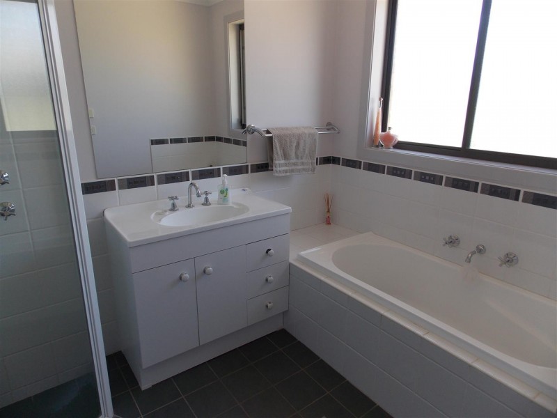 10 Clancy Place, Parkes NSW 2870