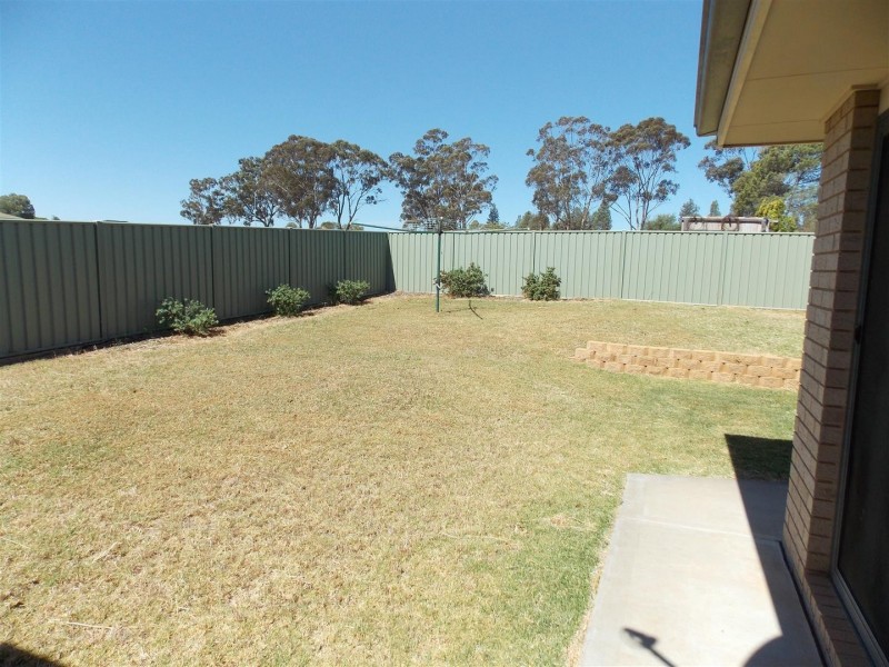 10 Clancy Place, Parkes NSW 2870