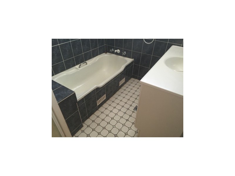 5 Glover Street, Parkes NSW 2870