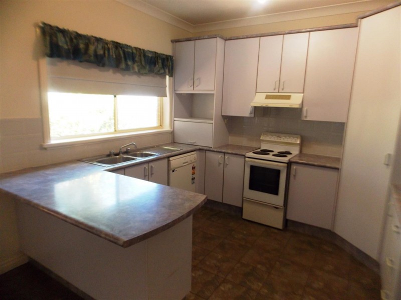 42 Ebelina Crescent, Parkes NSW 2870
