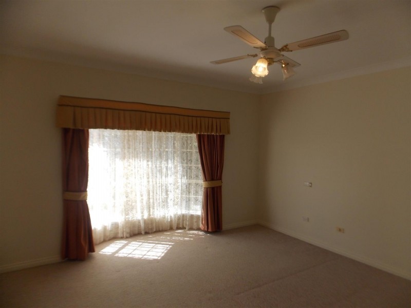 42 Ebelina Crescent, Parkes NSW 2870