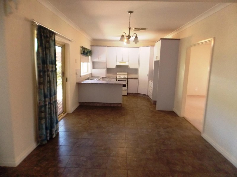 42 Ebelina Crescent, Parkes NSW 2870