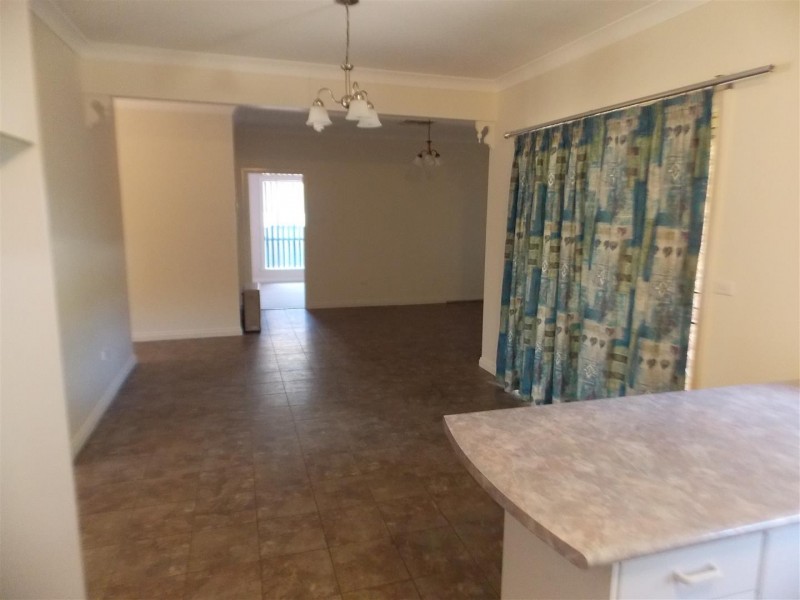 42 Ebelina Crescent, Parkes NSW 2870