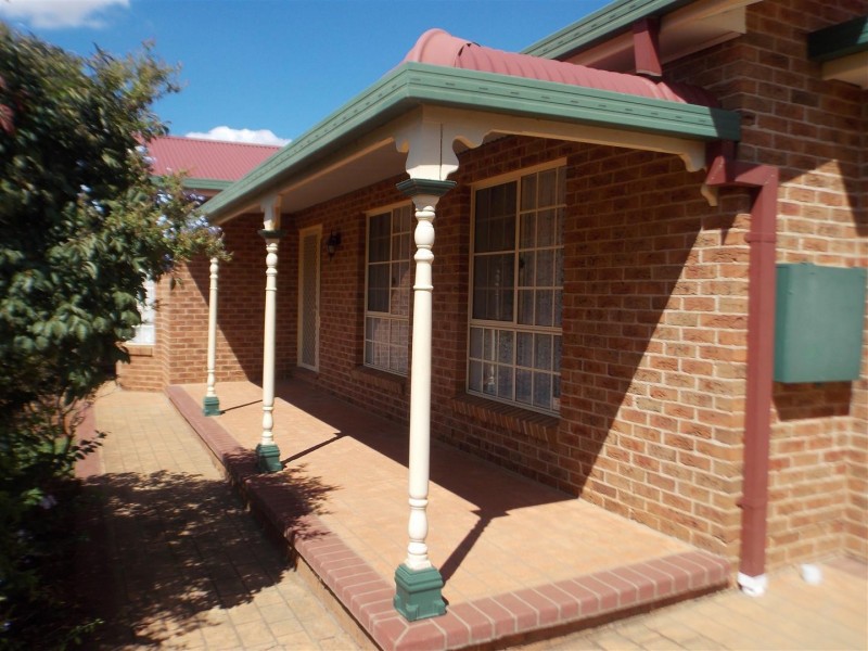 42 Ebelina Crescent, Parkes NSW 2870
