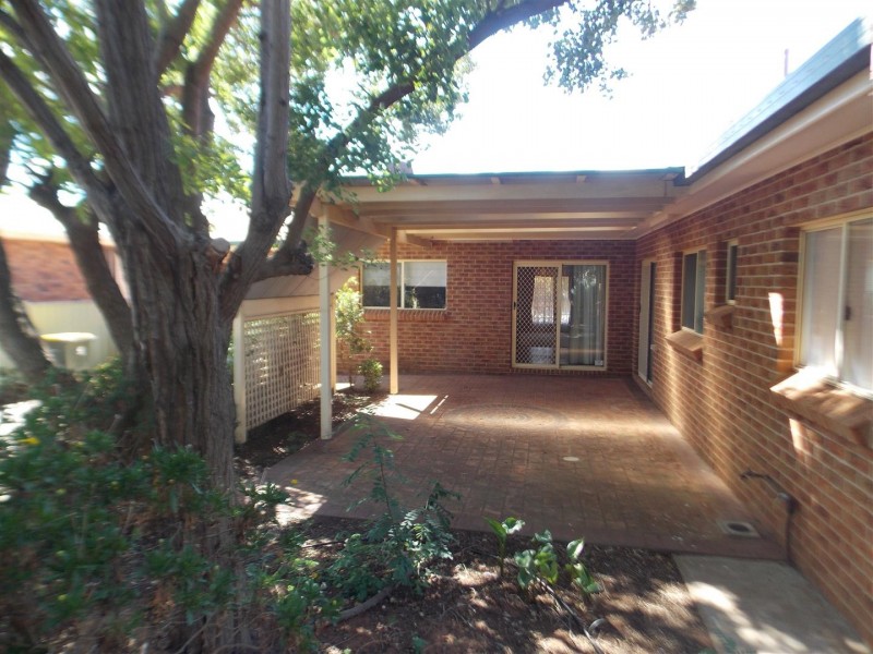 42 Ebelina Crescent, Parkes NSW 2870