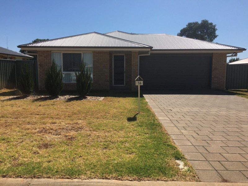 16 Warragrah Place, Parkes NSW 2870