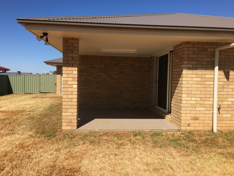 16 Warragrah Place, Parkes NSW 2870