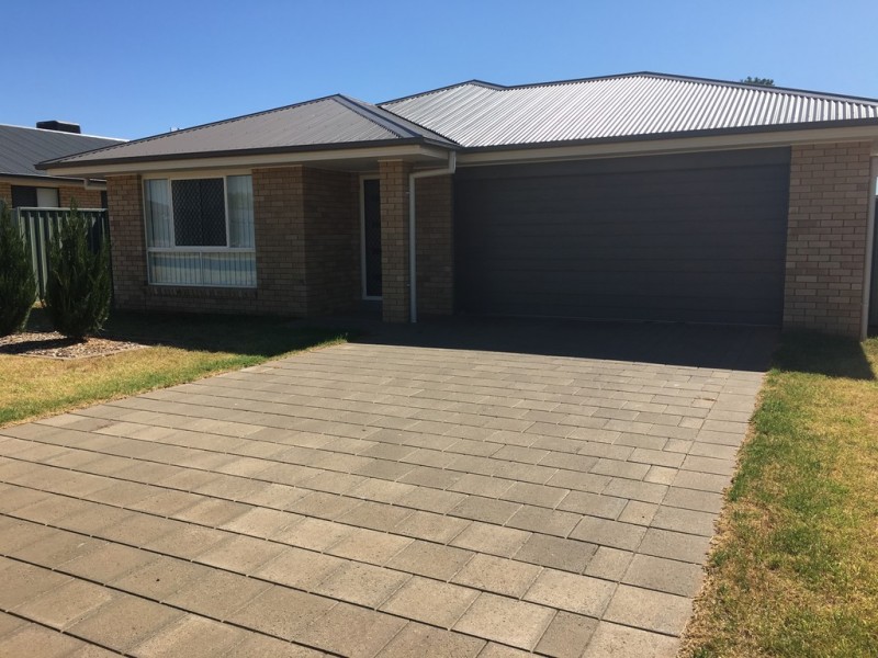 16 Warragrah Place, Parkes NSW 2870