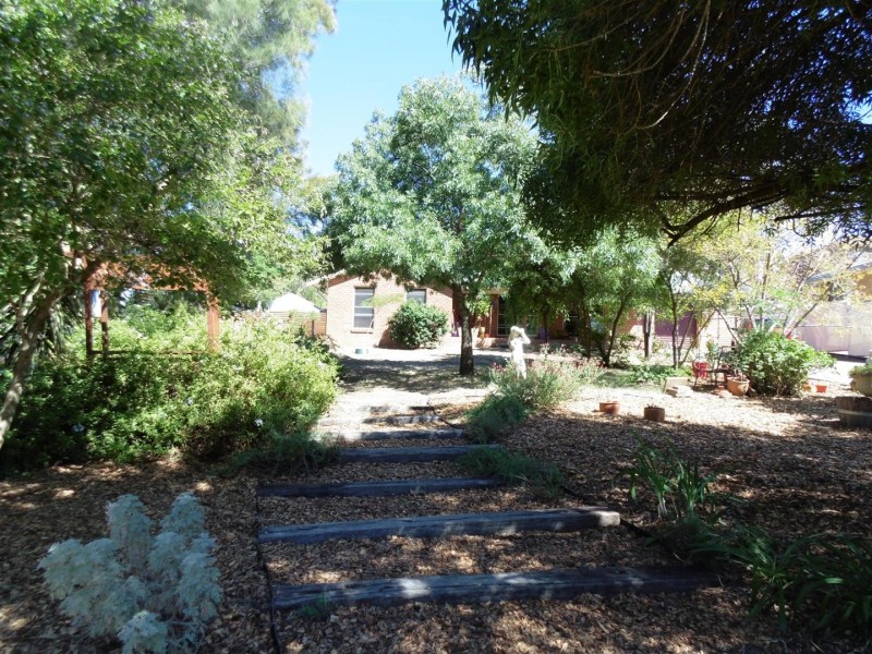 2 Mengarvie Road, Parkes NSW 2870