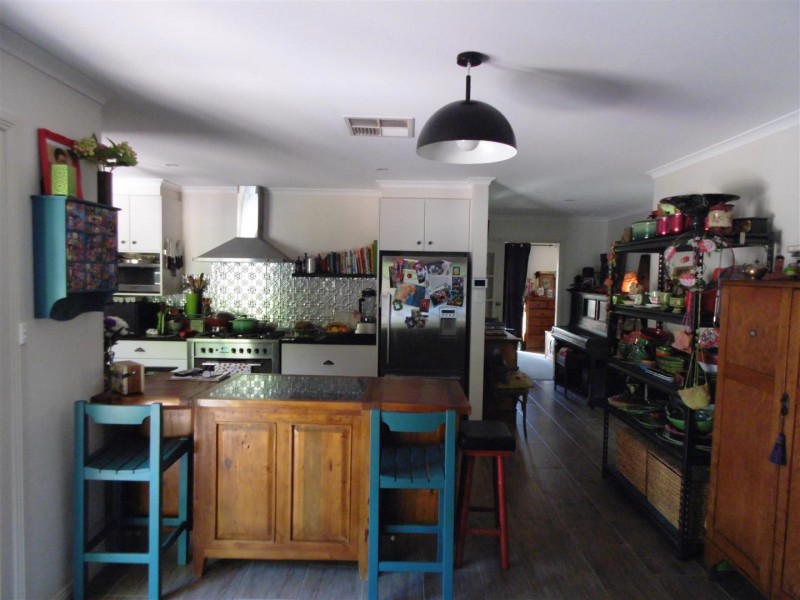 2 Mengarvie Road, Parkes NSW 2870