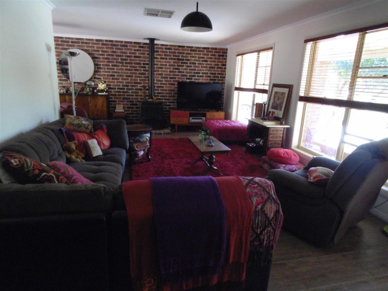 2 Mengarvie Road, Parkes NSW 2870