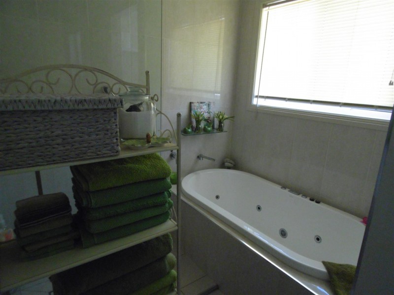 2 Mengarvie Road, Parkes NSW 2870