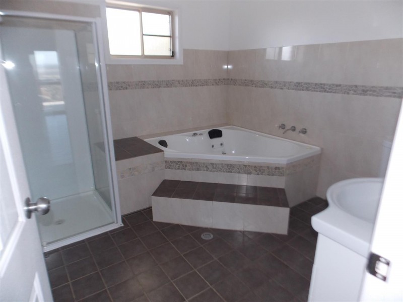 15 Glenwarrie Place, Parkes NSW 2870