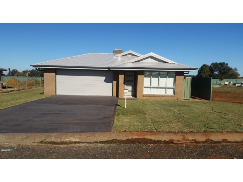 34 Warragrah Place, Parkes NSW 2870