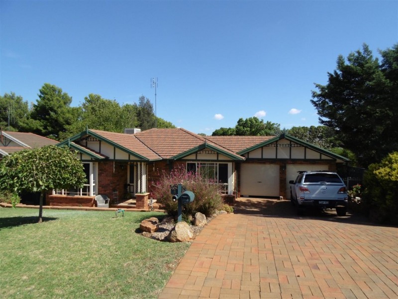 8 Glengowrie Close, Parkes NSW 2870