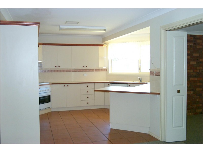 11 Cobden Place, Parkes NSW 2870