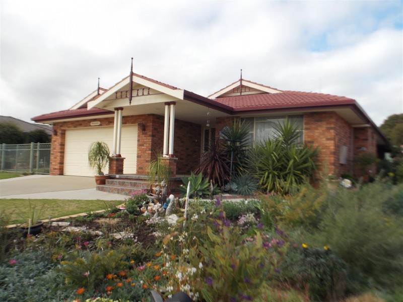 21 Glenburnie Close, Parkes NSW 2870