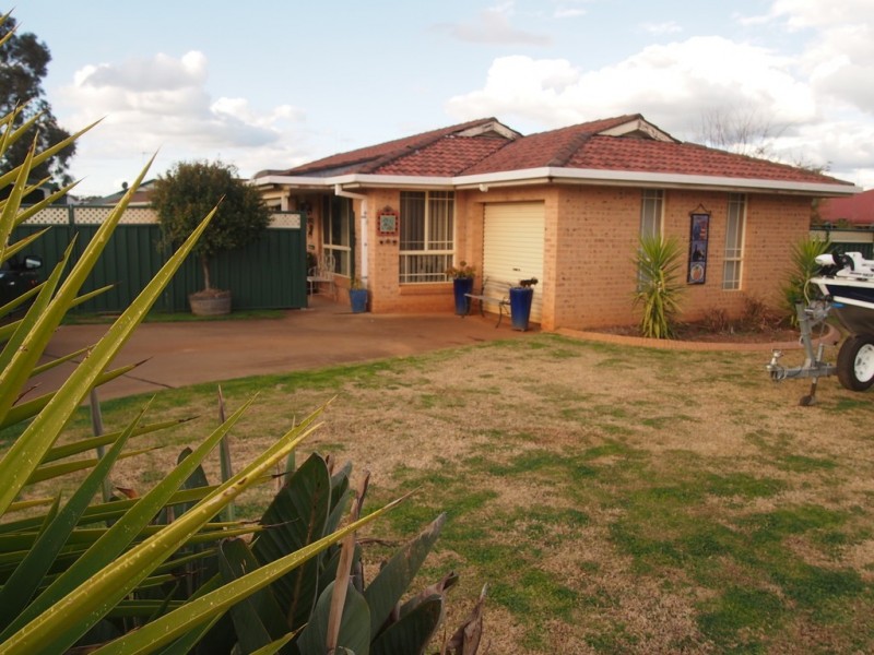 2 Thomas Tom Crescent, Parkes NSW 2870