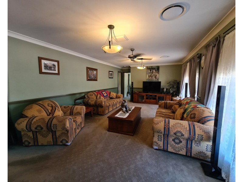 8 Birch Road, Parkes NSW 2870