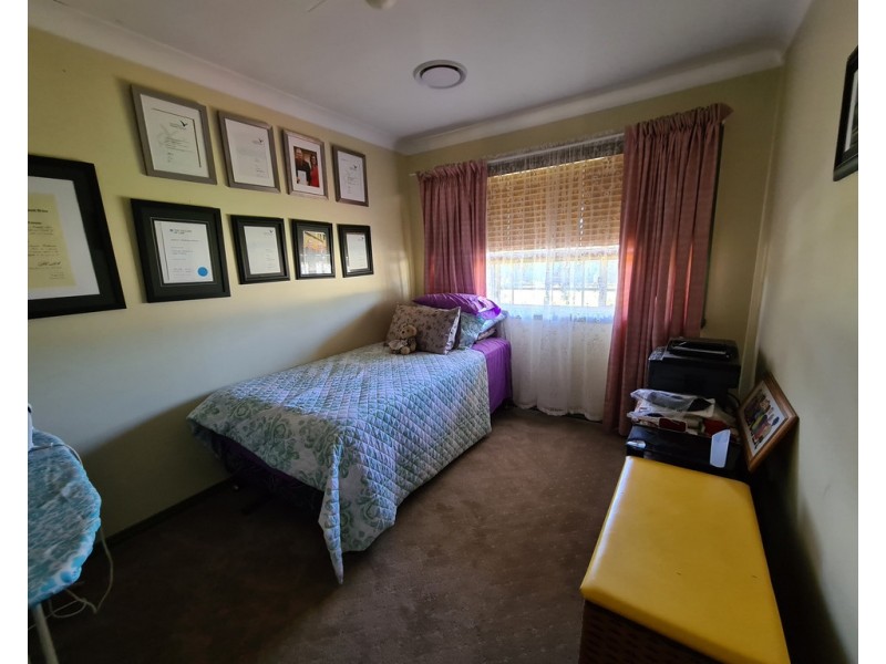 8 Birch Road, Parkes NSW 2870