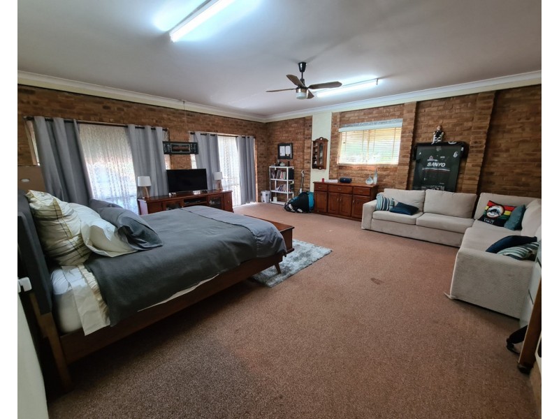 8 Birch Road, Parkes NSW 2870