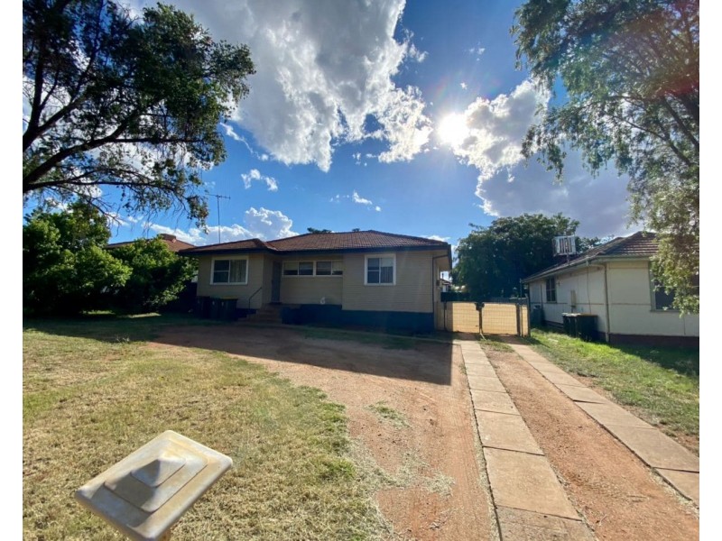10 Porter St, Parkes NSW 2870