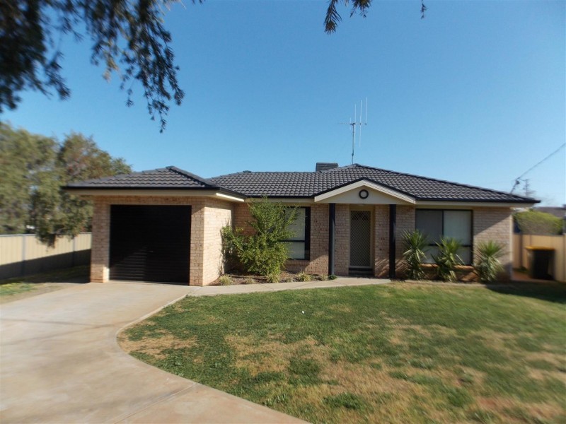 9 Guillan Place, Parkes NSW 2870