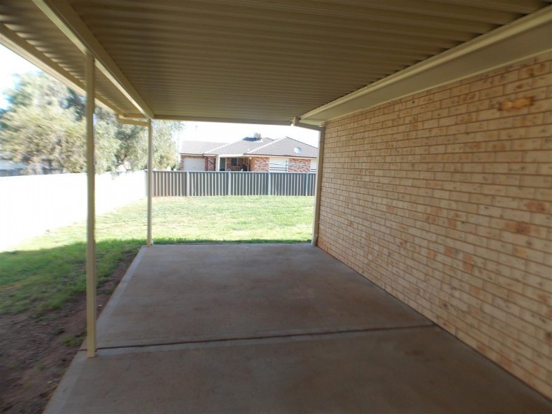 9 Guillan Place, Parkes NSW 2870