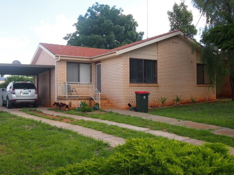13 Barton Street, Parkes NSW 2870