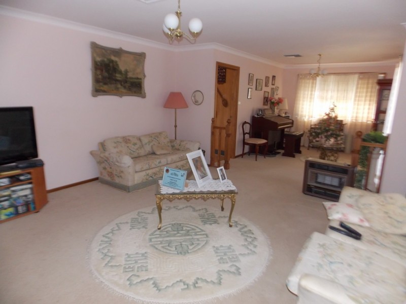 4 Monica Close, Parkes NSW 2870