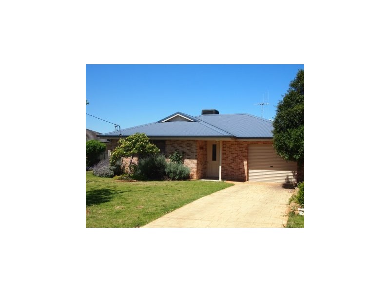 7 Guillan Place, Parkes NSW 2870