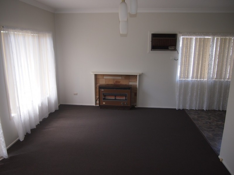 2 Wattle Street, Parkes NSW 2870