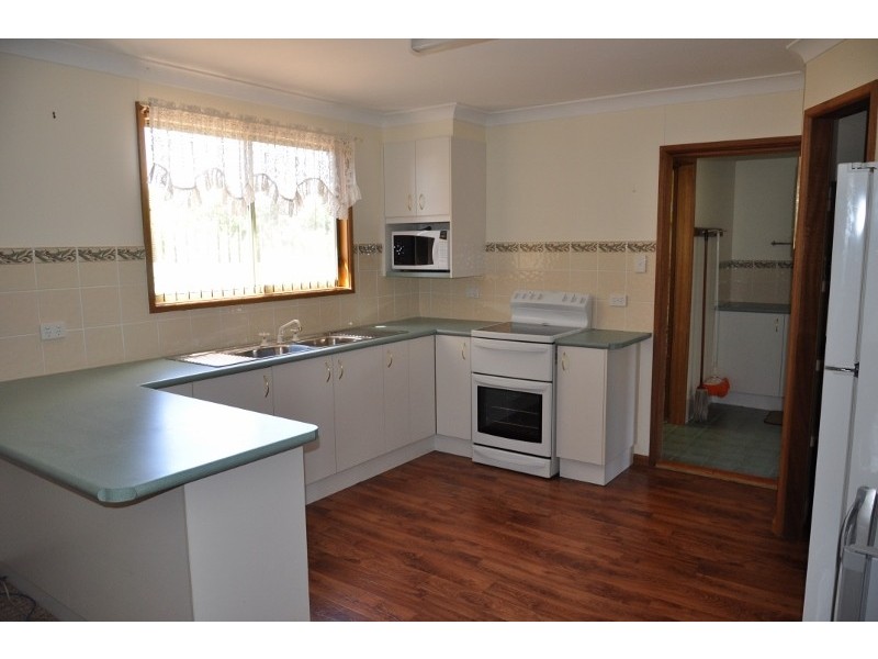 42 Pye Street, Eugowra NSW 2806