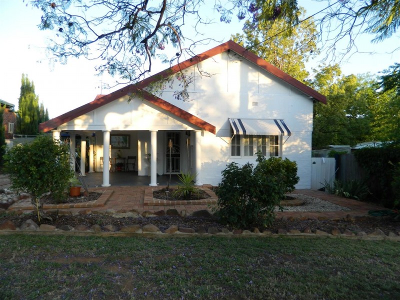 37 East Street, Parkes NSW 2870