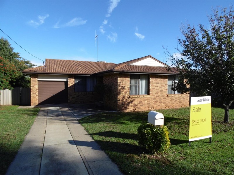 16 Lawson Street, Parkes NSW 2870