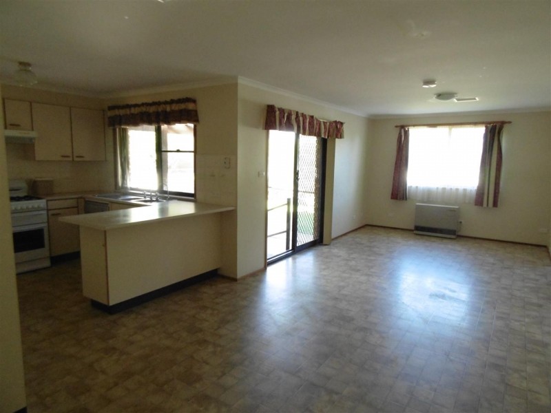 16 Lawson Street, Parkes NSW 2870